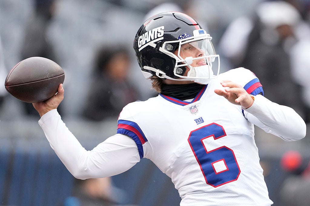 CHICAGO, ILLINOIS - NOVEMBER 09: Jaxson Dart #6 of the New York Giants throws the ball against the Chicago Bears in the game at Soldier Field on November 09, 2025 in Chicago, Illinois. (Photo by Patrick McDermott/Getty Images)