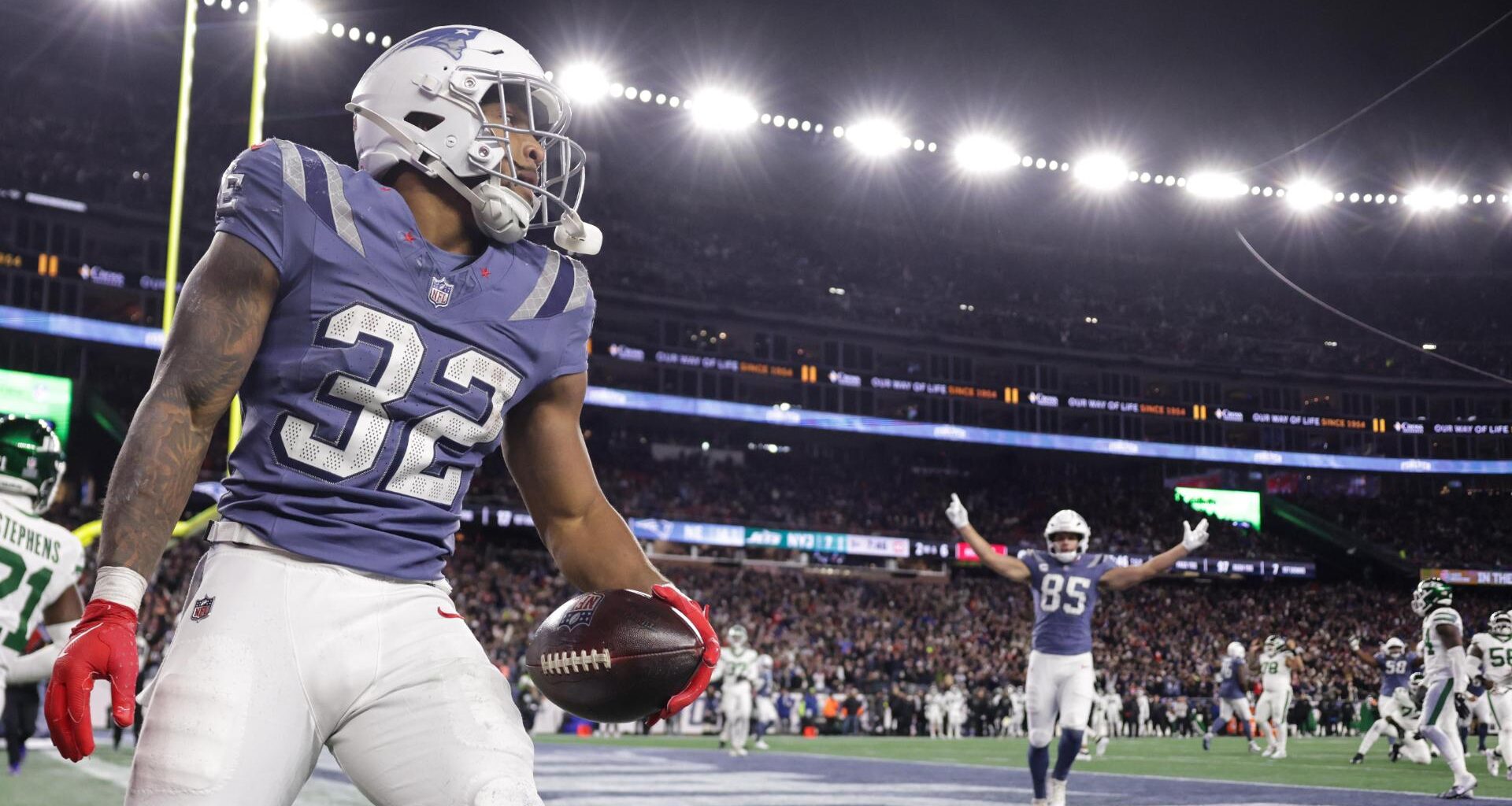 TreVeyon Henderson scores 3 TDs, Patriots beat Jets 27-14 for 8th straight win