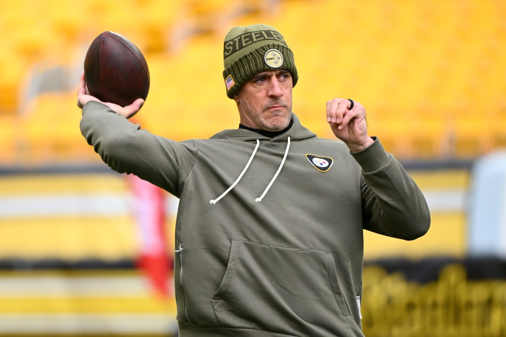 Pittsburgh Steelers quarterback Mitch Trubisky throwing a football during warmups.