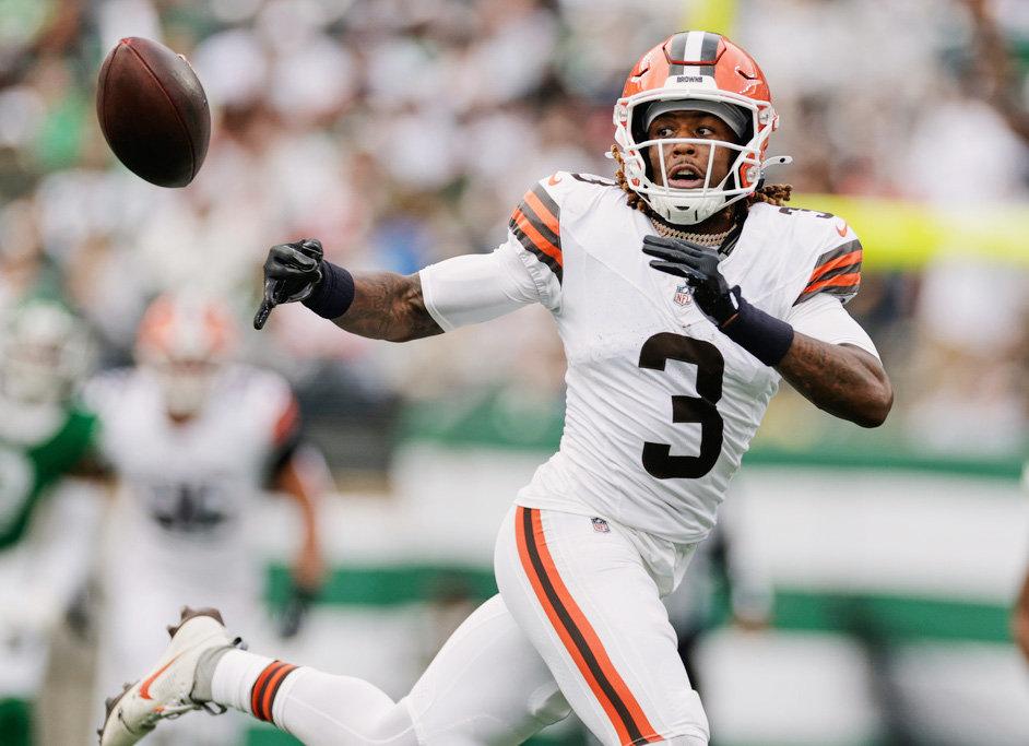 Cleveland Browns wide receiver Jerry Jeudy (3) can't get to a pass in the first of an NFL football game against the New York Jets, Sunday, Nov. 9, 2025, in East Rutherford, N.J.
