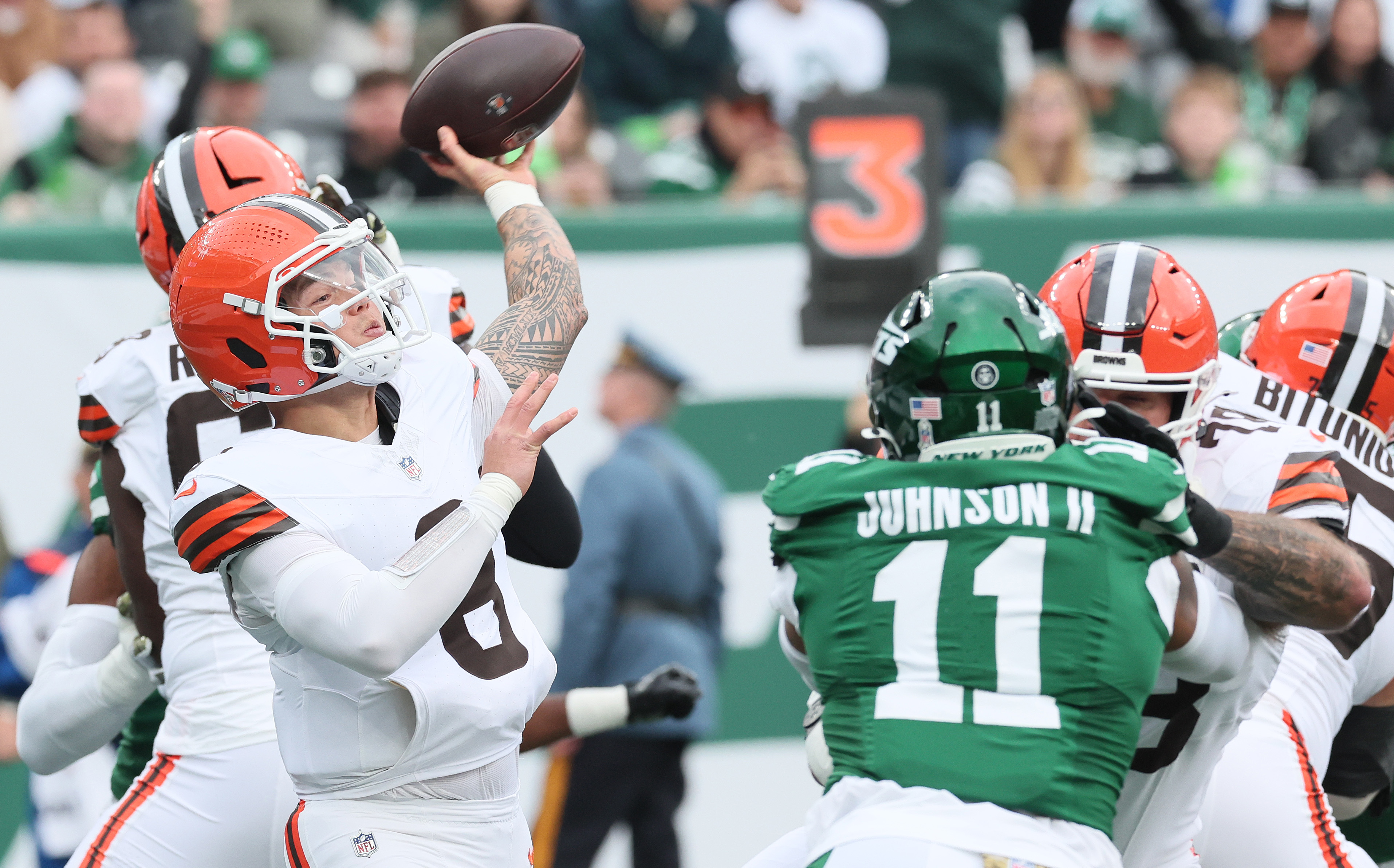Cleveland Browns quarterback Dillon Gabriel throws a pass in the first half against the New York Jets. 