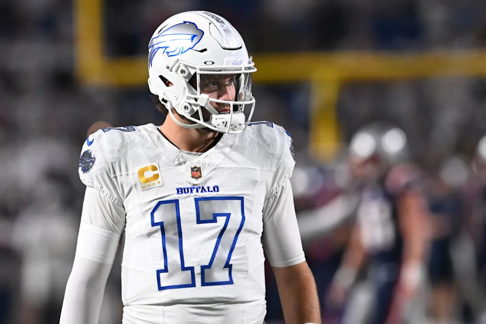Buffalo Bills quarterback Josh Allen (17) prepares for an NFL game.© Mark Konezny-Imagn Images