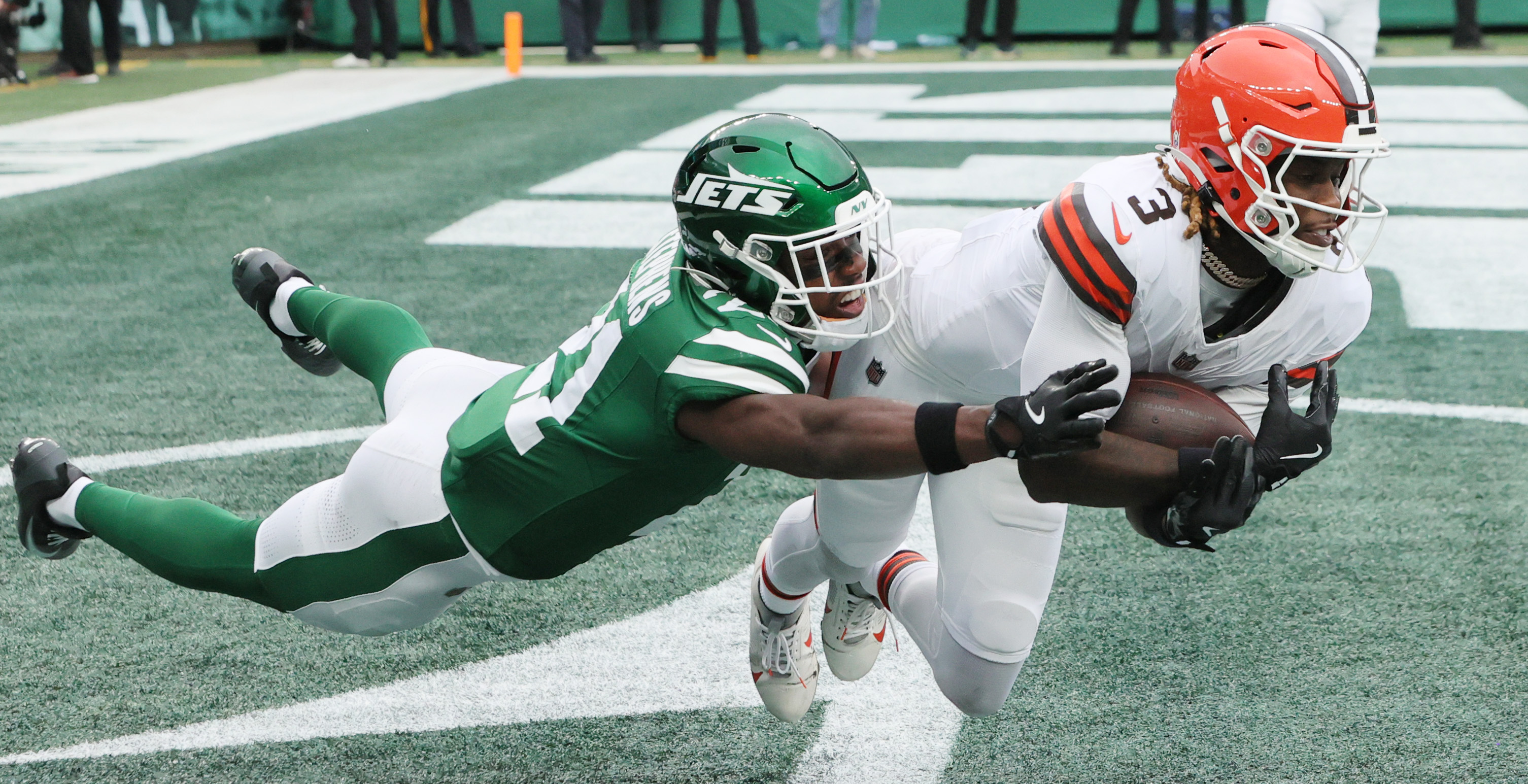 Cleveland Browns wide receiver Jerry Jeudy hauls in a touchdown reception defended by New York Jets cornerback Brandon Stephens in the first half.  