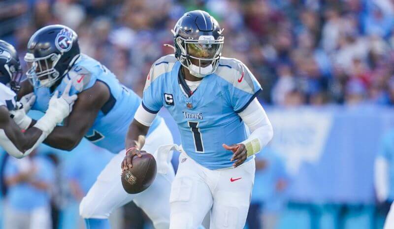 Tennessee Titans quarterback Cam Ward (1) runs the ball.