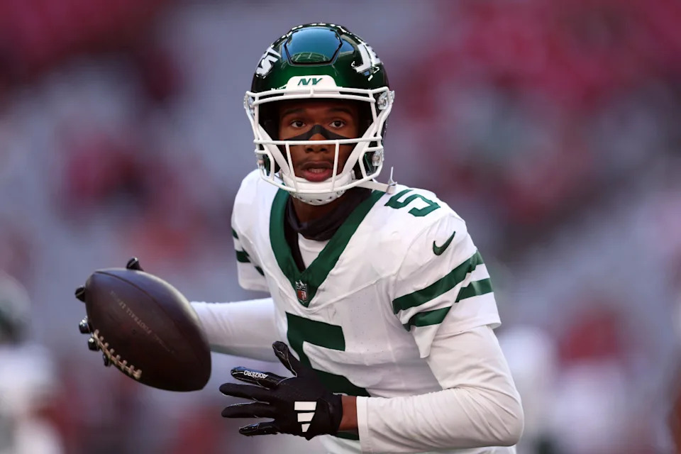 GLENDALE, ARIZONA - NOVEMBER 10: Wide receiver Garrett Wilson #5 of the New York Jets warms up before the game against the Arizona Cardinals at State Farm Stadium on November 10, 2024 in Glendale, Arizona. (Photo by Chris Coduto/Getty Images)Chris Coduto&sol;Getty Images