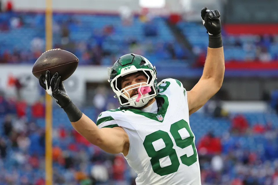 ORCHARD PARK, NEW YORK - DECEMBER 29: Jeremy Ruckert #89 of the New York Jets warms up prior to a game against the Buffalo Bills at Highmark Stadium on December 29, 2024 in Orchard Park, New York. (Photo by Timothy T Ludwig/Getty Images)