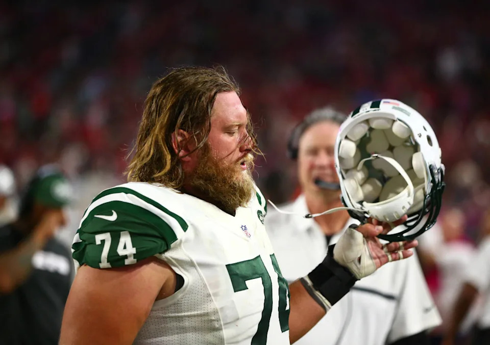 Oct 17, 2016; Glendale, AZ, USA; New York Jets center Nick Mangold (74) against the Arizona Cardinals at University of Phoenix Stadium. The Cardinals defeated the Jets 28-3. Mandatory Credit: Mark J. Rebilas-USA TODAY Sports© Mark J&period; Rebilas-Imagn Images