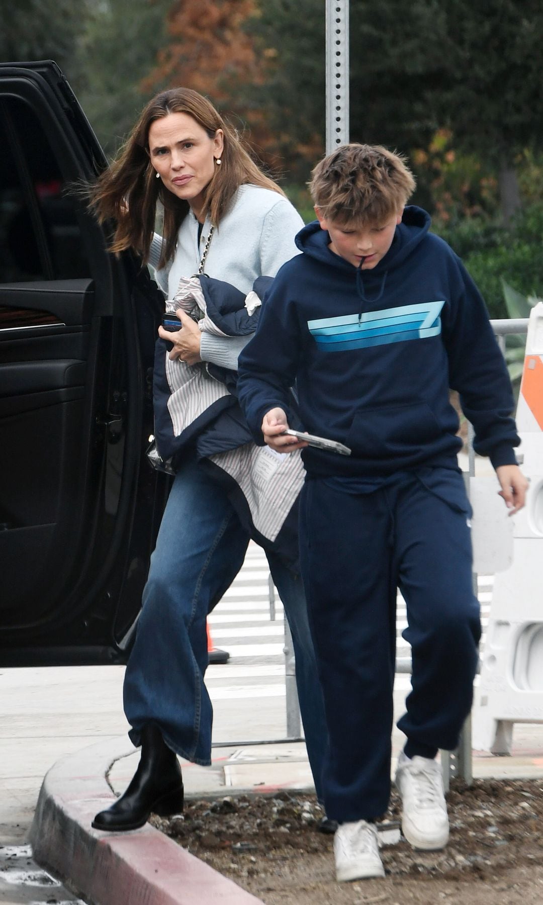 Garner was in sports mom duty, wearing a stylish outfit for the occasion