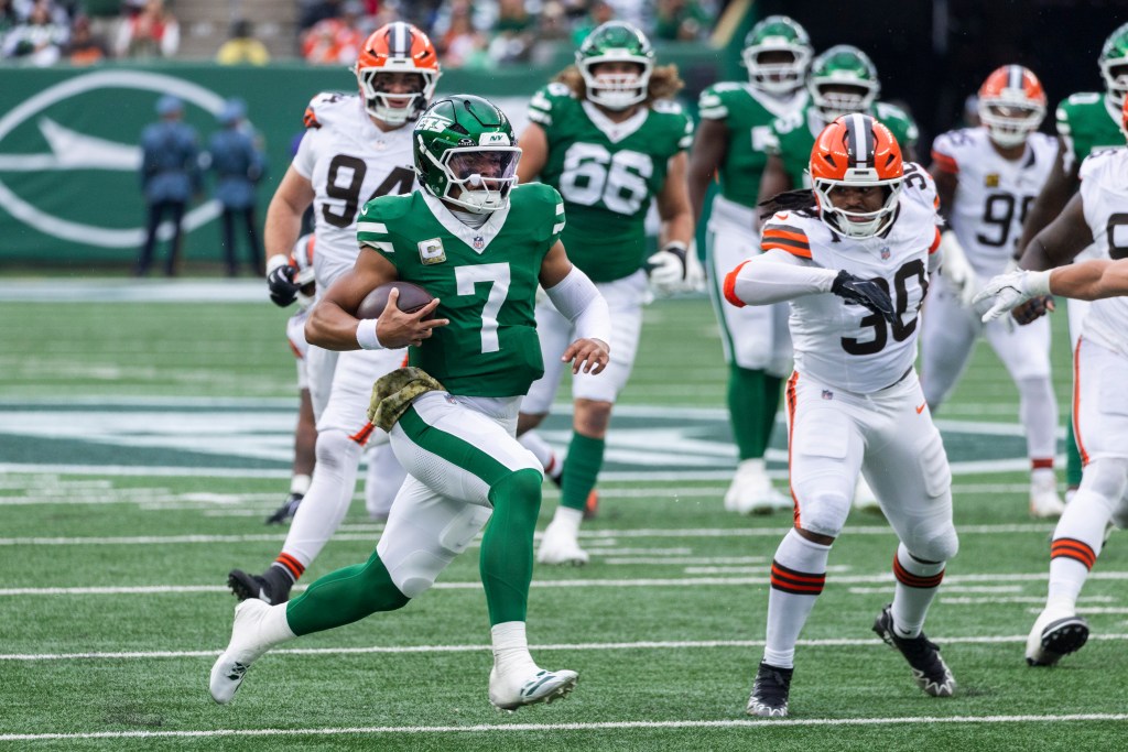 Justin Fields #7 of the New York Jets running with the ball.