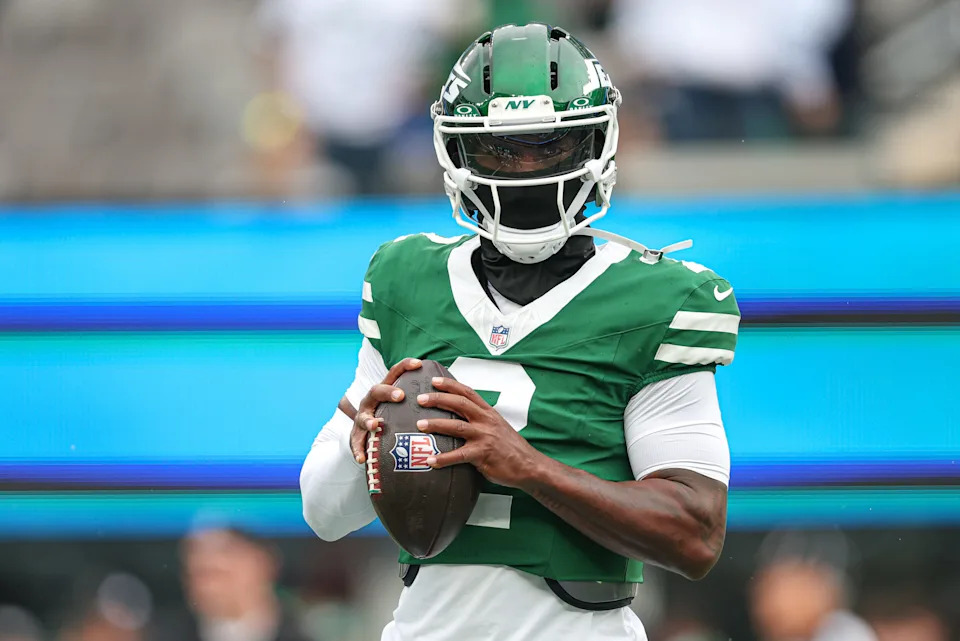 Nov 9, 2025; East Rutherford, New Jersey, USA; New York Jets quarterback Tyrod Taylor (2) warms up before the game against the Cleveland Browns at MetLife Stadium. Mandatory Credit: Vincent Carchietta-Imagn Images