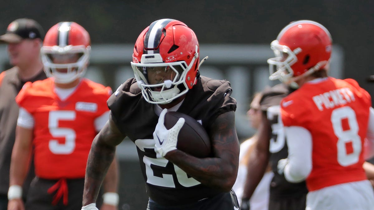 With Josh Jacobs game-time decision, Packers elevate depth to backfield