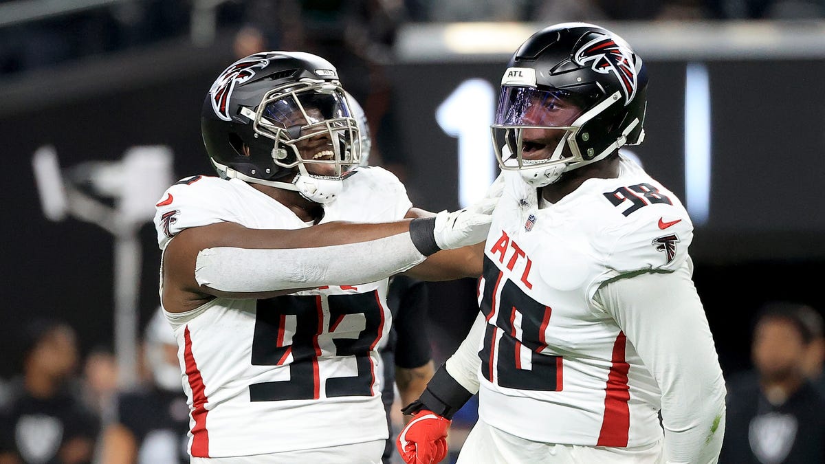 Atlanta Falcons sign Kentavius Street, place Sam Roberts on IR