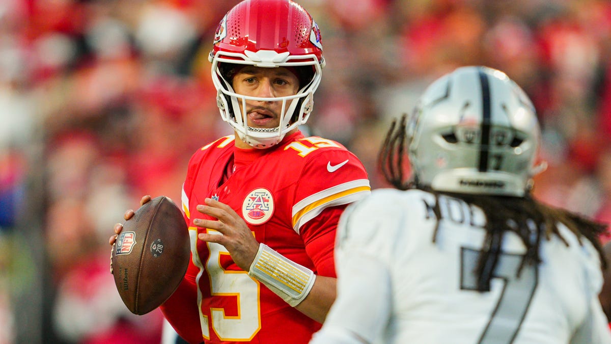 How much money will Chiefs QB make in 2025?
