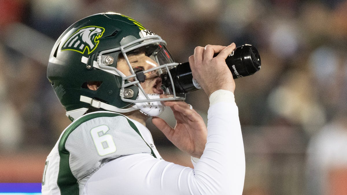 Ex-quarterback signs with arena football team