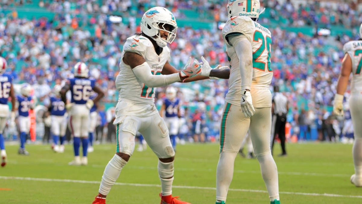 De'Von Achane player props odds, tips and betting trends for Week 11