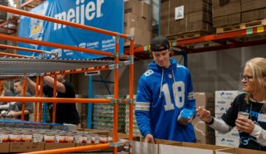 Detroit Lions players pack 3,000 Thanksgiving meal kits