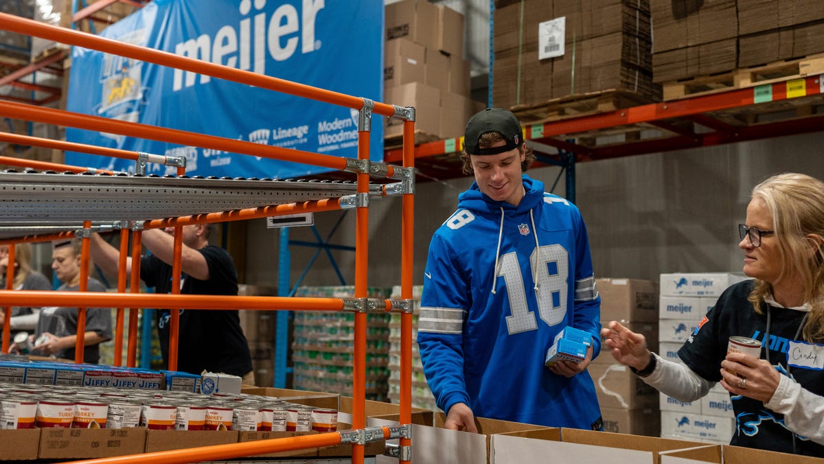 Detroit Lions players pack 3,000 Thanksgiving meal kits