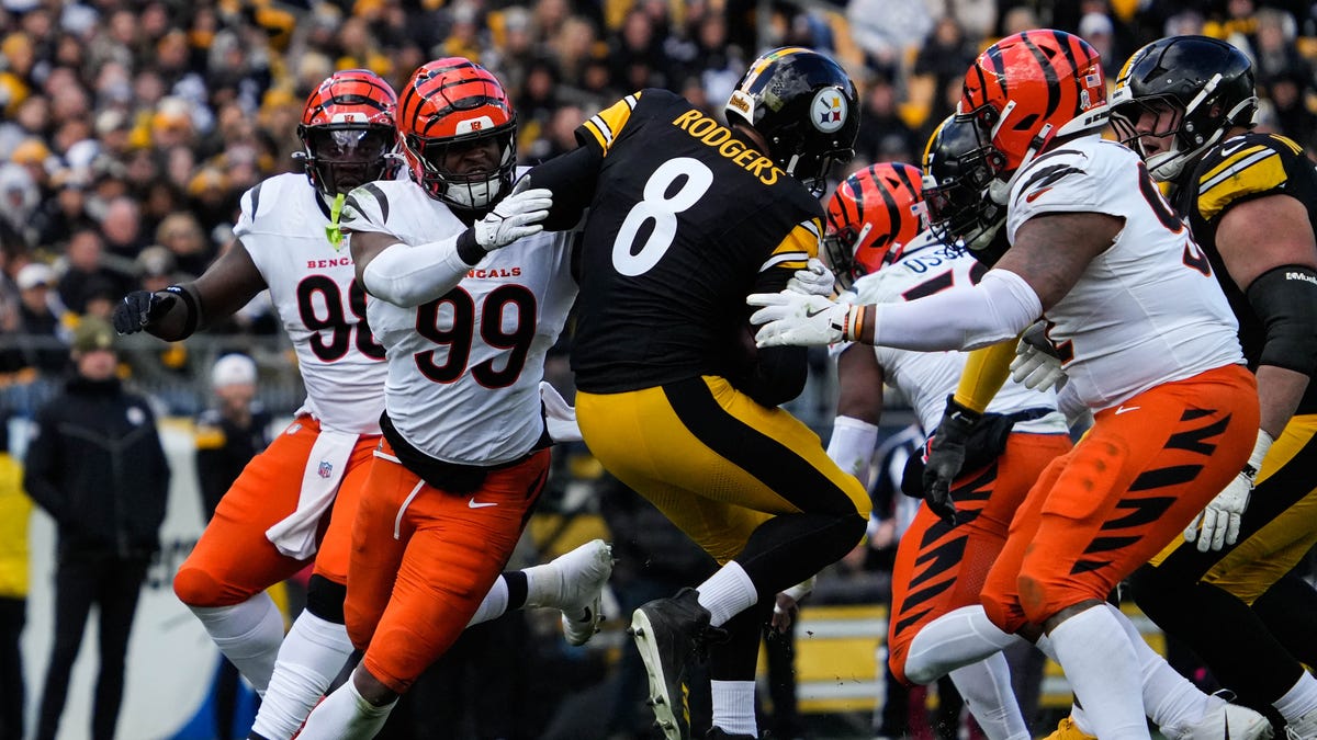 How long is Aaron Rodgers out for? Steelers QB has left wrist injury.