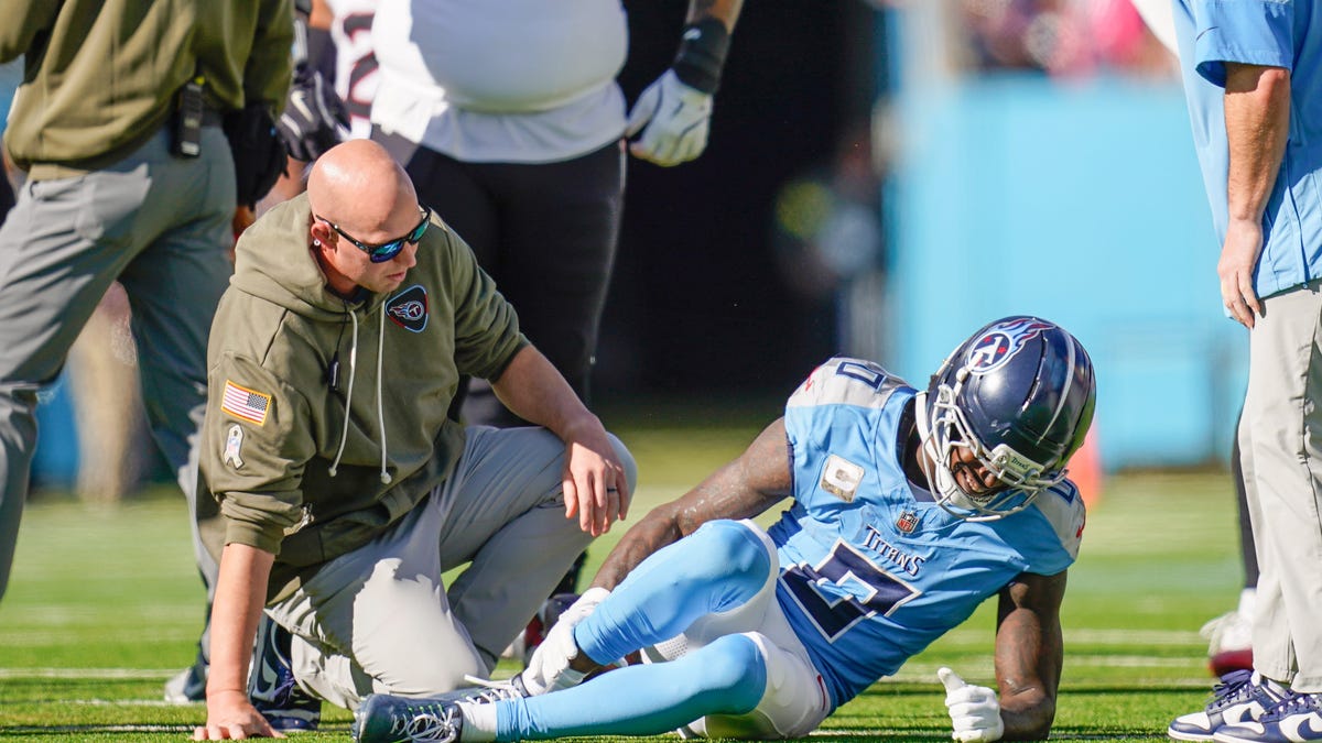 Titans top WR Calvin Ridley suffers broken fibula in loss to Texans