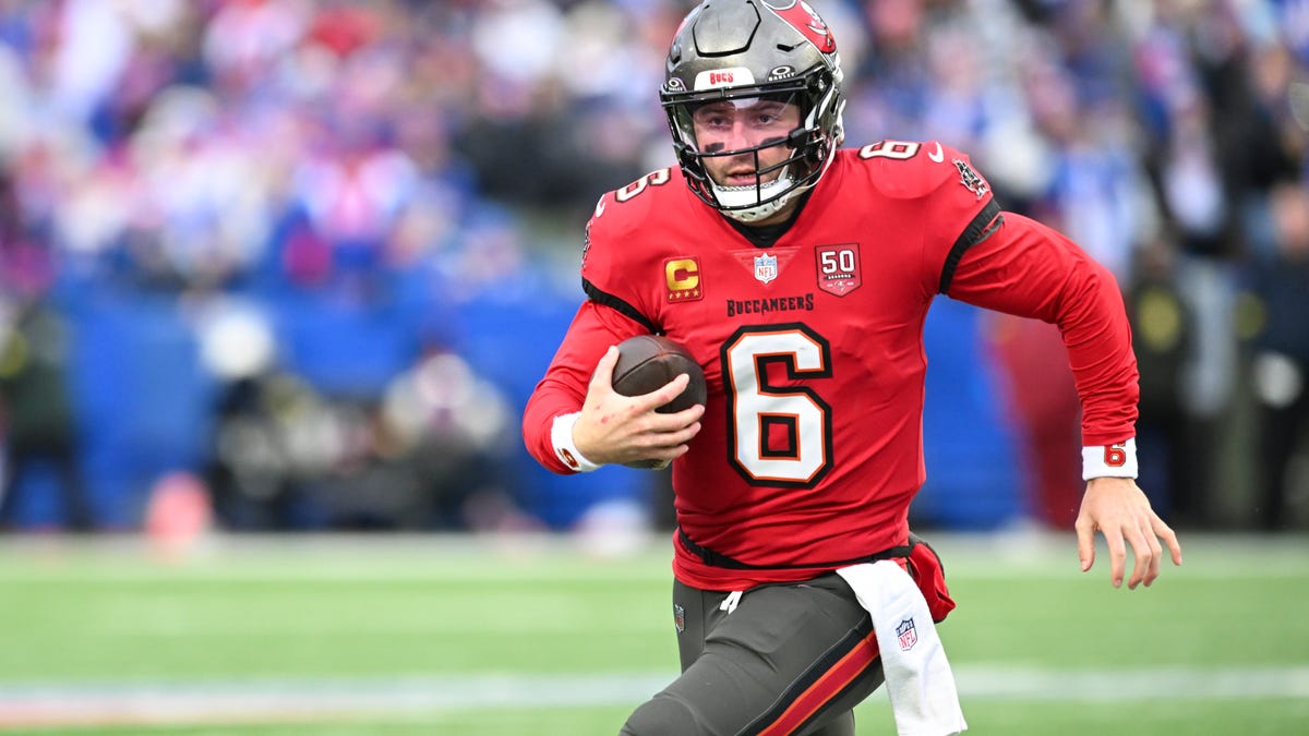 What grade did Bucs' Baker Mayfield earn in Week 11?