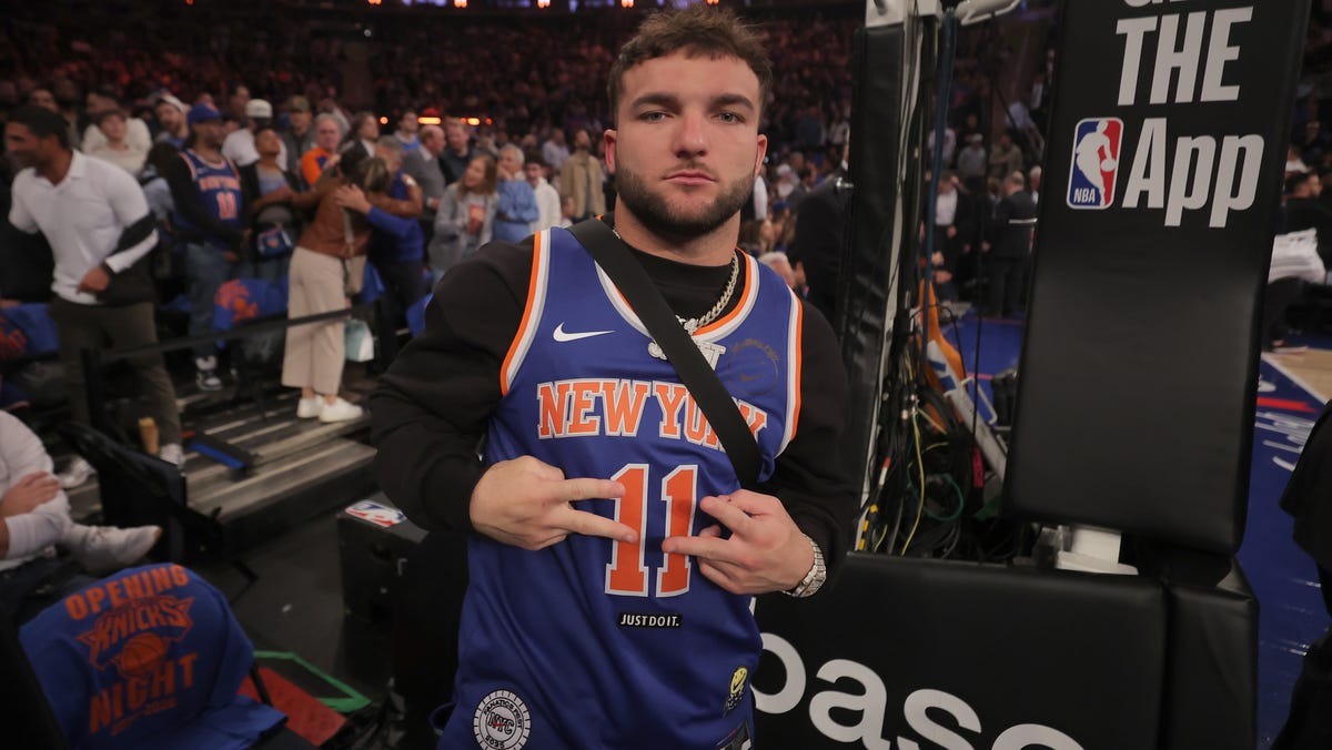 Giants' Cam Skattebo fights with Dominik Mysterio at WWE Raw