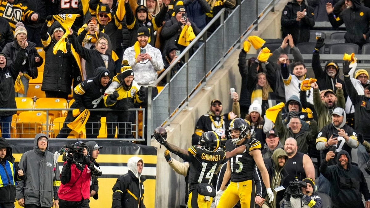 Kenneth Gainwell player props odds, tips and betting trends for Week 12