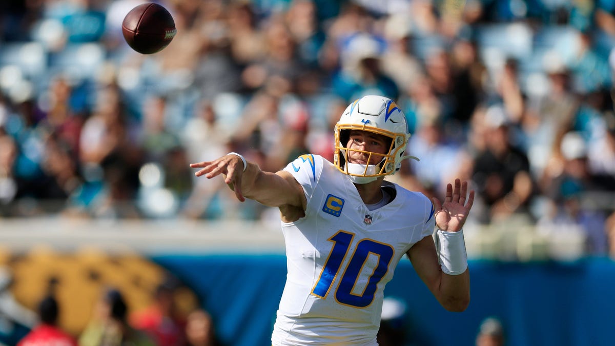 Las Vegas Raiders vs Los Angeles Chargers picks, odds for NFL Week 13