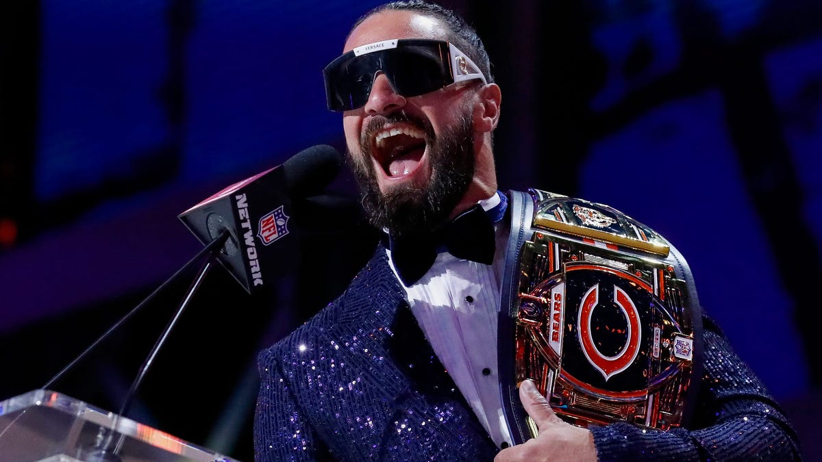 Steelers' Aaron Rodgers challenged by WWE star, Bears fan Seth Rollins