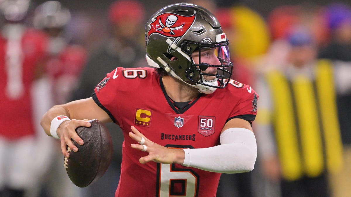 How long is Baker Mayfield out? Bucs QB suffers shoulder sprain on SNF