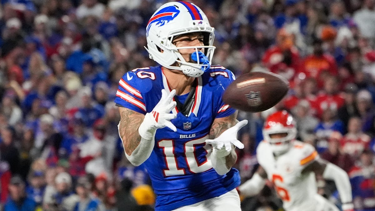 16 NFL players to start or sit