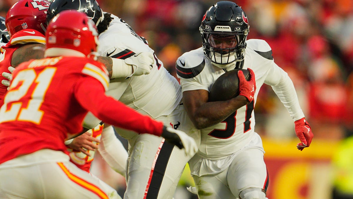 Former RB Dameon Pierce signs with Chiefs practice squad.