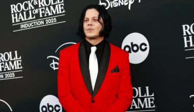 Who is performing Lions-Packers Thanksgiving halftime show?