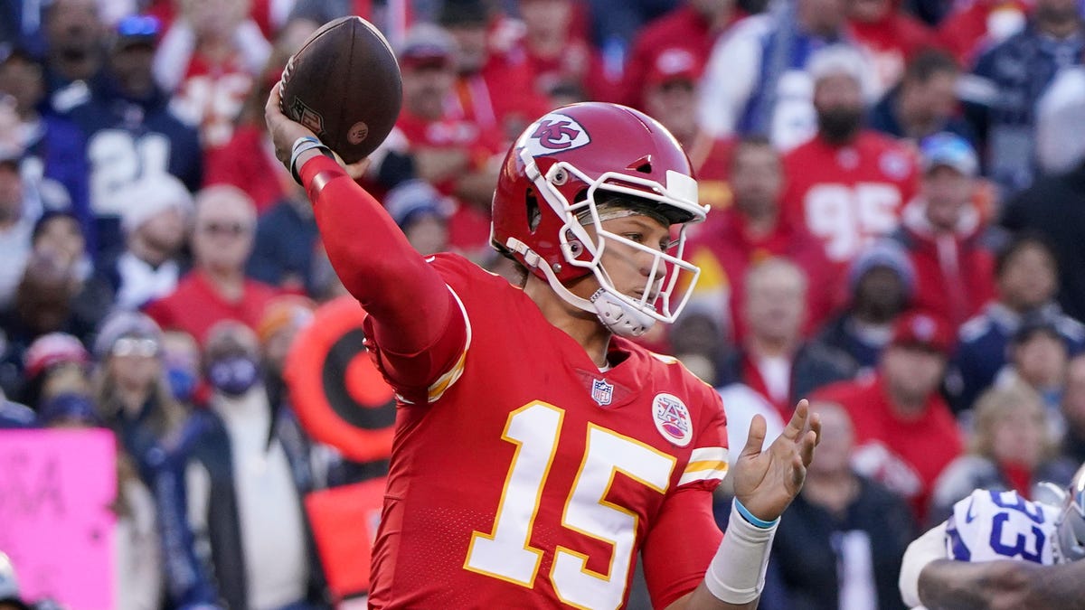 Chiefs at Cowboys odds, picks and predictions