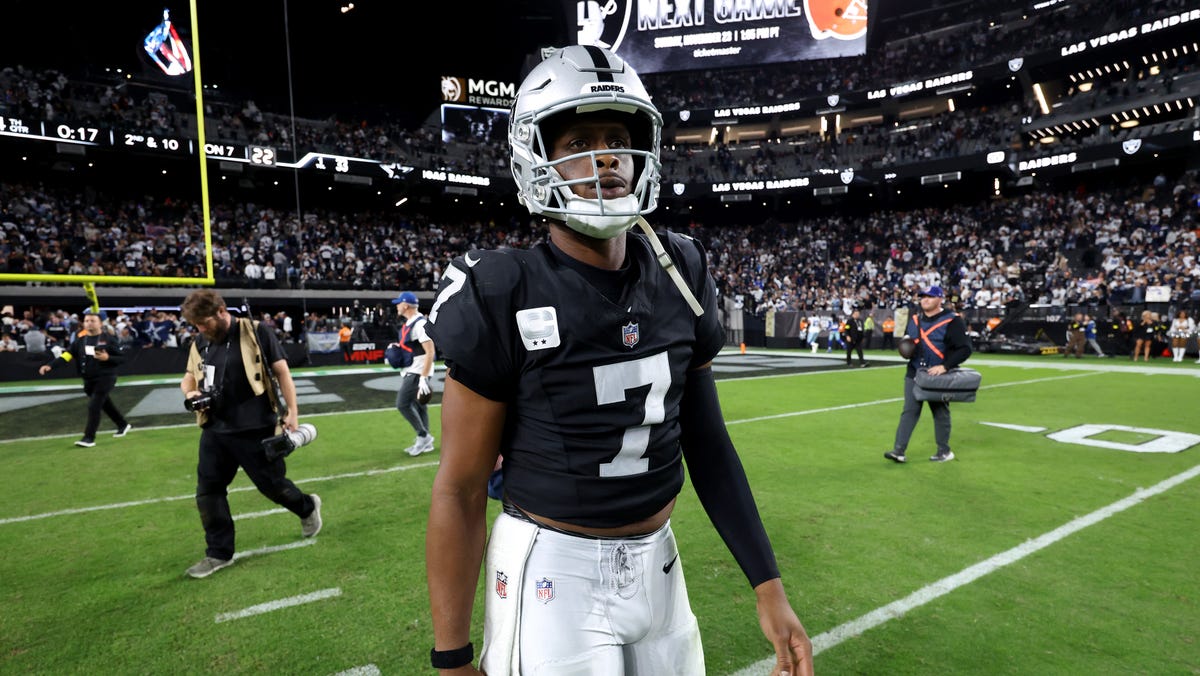 Geno Smith apologizes for obscene gesture toward fans after loss