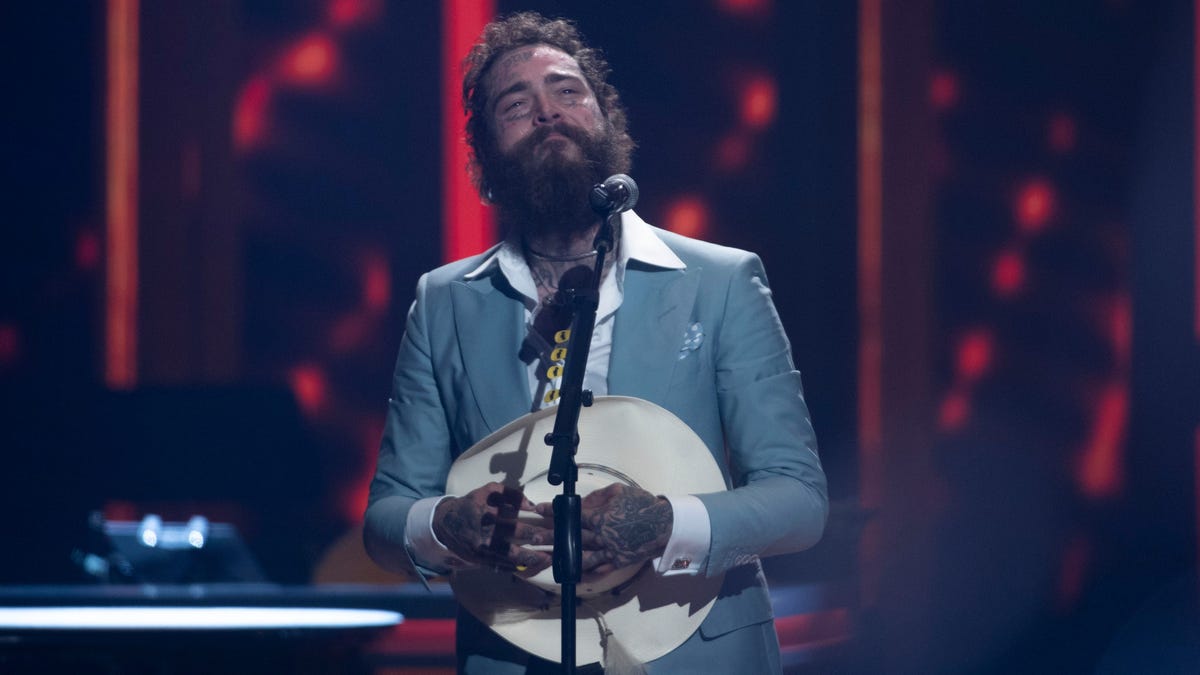 Social media reacts to Post Malone's Thanksgiving halftime show