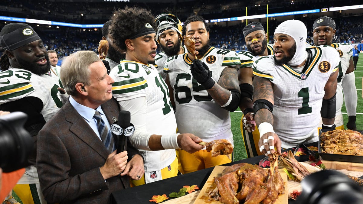 Packers' Nazir Stackhouse shares meal with Ford Field security