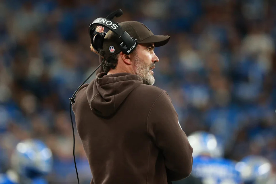 CHARLOTTE, NORTH CAROLINA – AUGUST 08: Quarterback Shedeur Sanders #12 of the Cleveland Browns reacts at the line of scrimmage in the first half during the NFL Preseason 2025 game against the Carolina Panthers at Bank of America Stadium on August 08, 2025 in Charlotte, North Carolina. (Photo by Jared C. Tilton/Getty Images) | Jeff Lange / USA TODAY NETWORK via Imagn Images