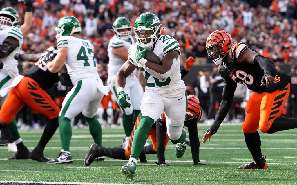 Breece Hall rushes for a touchdown during the Jets' Week 8 win over the Bengals.