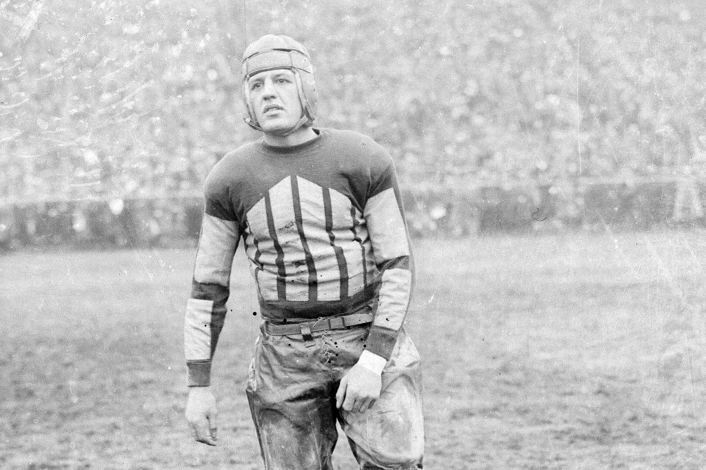 'Galloping Ghost' Red Grange plays first game for Bears