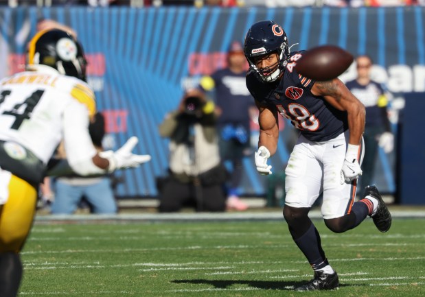 Bears linebacker D'Marco Jackson watches as Steelers running back Kenneth Gainwell makes a catch in the first quarter Sunday, Nov. 23, 2025, at Soldier Field. (John J. Kim/Chicago Tribune)