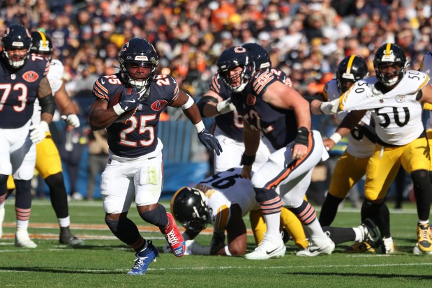 Bears running back Kyle Monangai breaks free for a first-quarter run against the Steelers on Sunday, Nov. 23, 2025, at Soldier Field. (John J. Kim/Chicago Tribune)