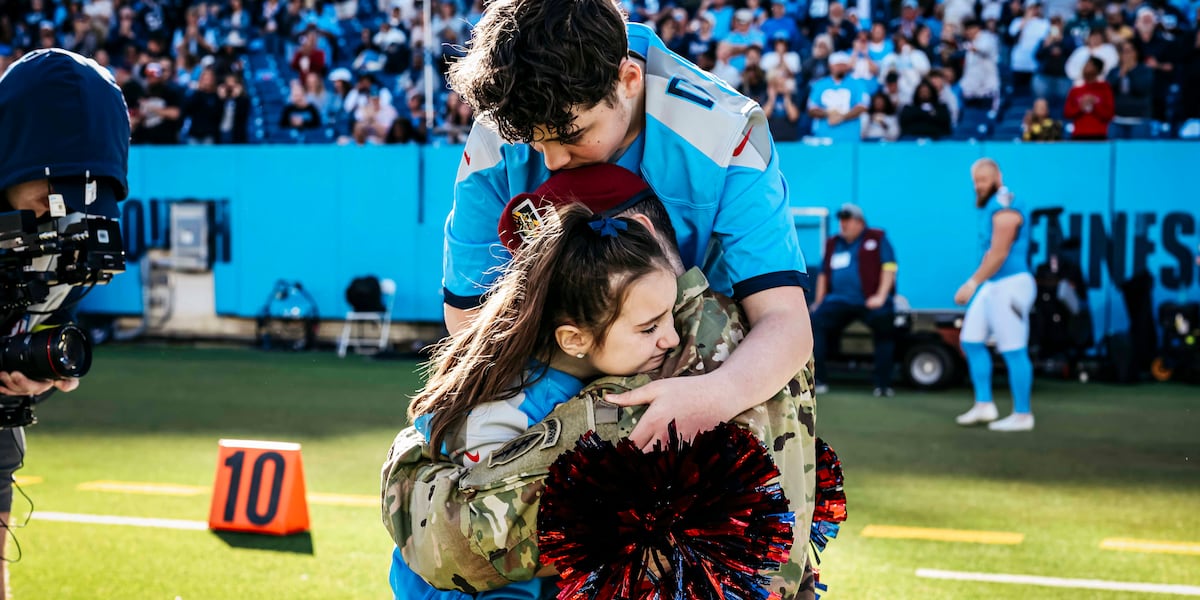 Titans surprise military family with soldier’s homecoming during halftime show