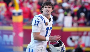 Colts' Daniel Jones Playing With Fractured Fibula