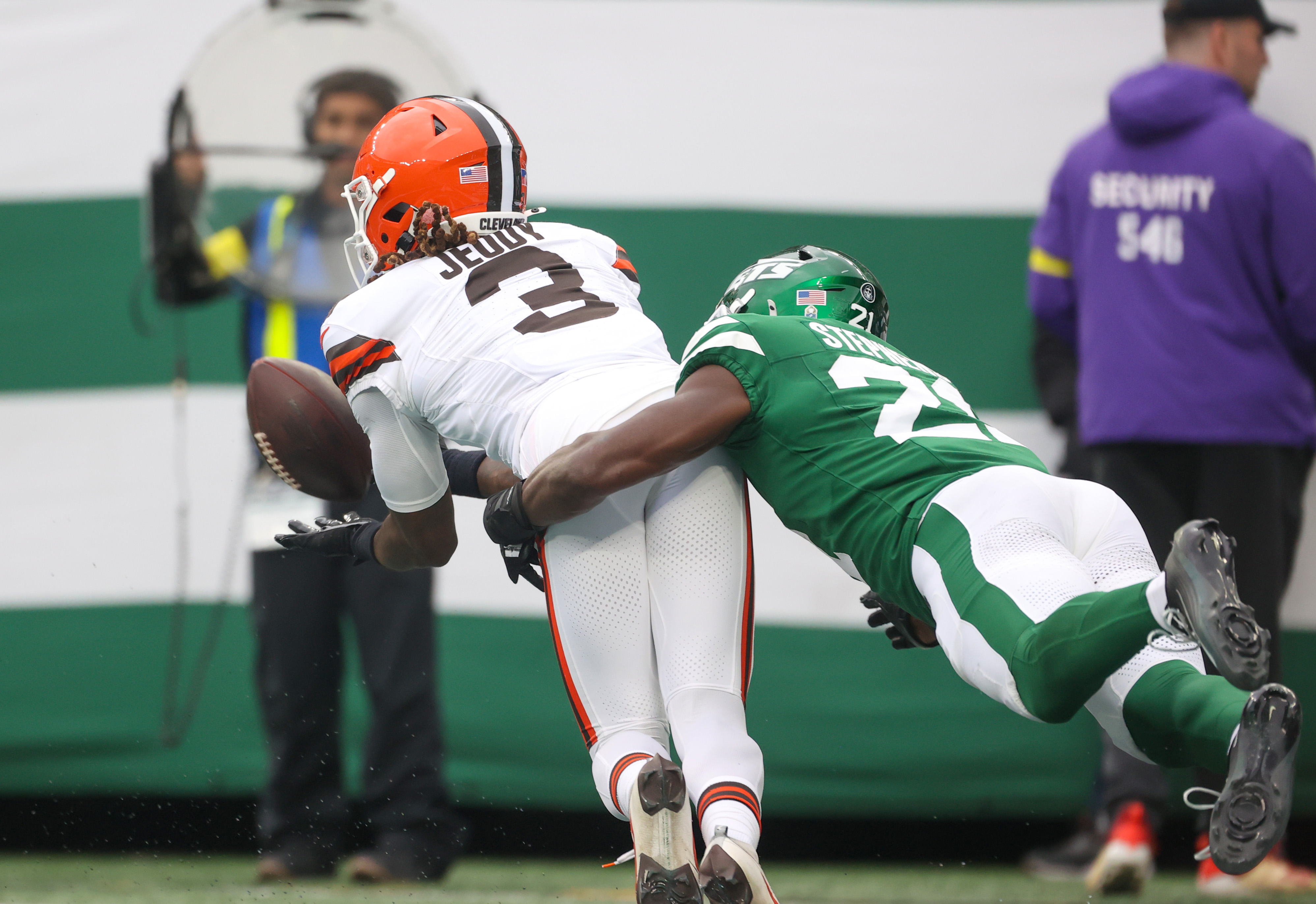 Cleveland Browns wide receiver Jerry Jeudy (3) beats New York Jets cornerback Brandon Stephens (21) and catches a pass for a touchdown during the second quarter, Sunday, Nov. 9, 2025 in East Rutherford, N.J.
