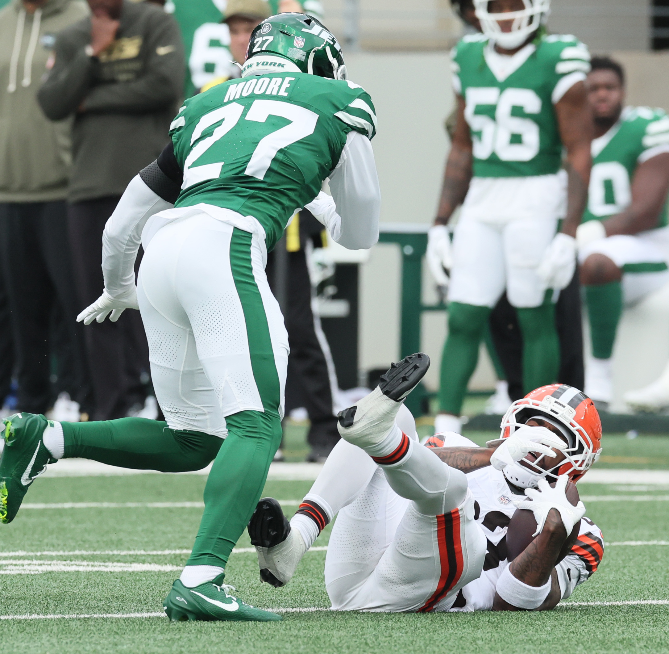 Cleveland Browns wide receiver Jerry Jeudy hangs on to a pass after being hit by New York Jets safety Malachi Moore in the first half.
