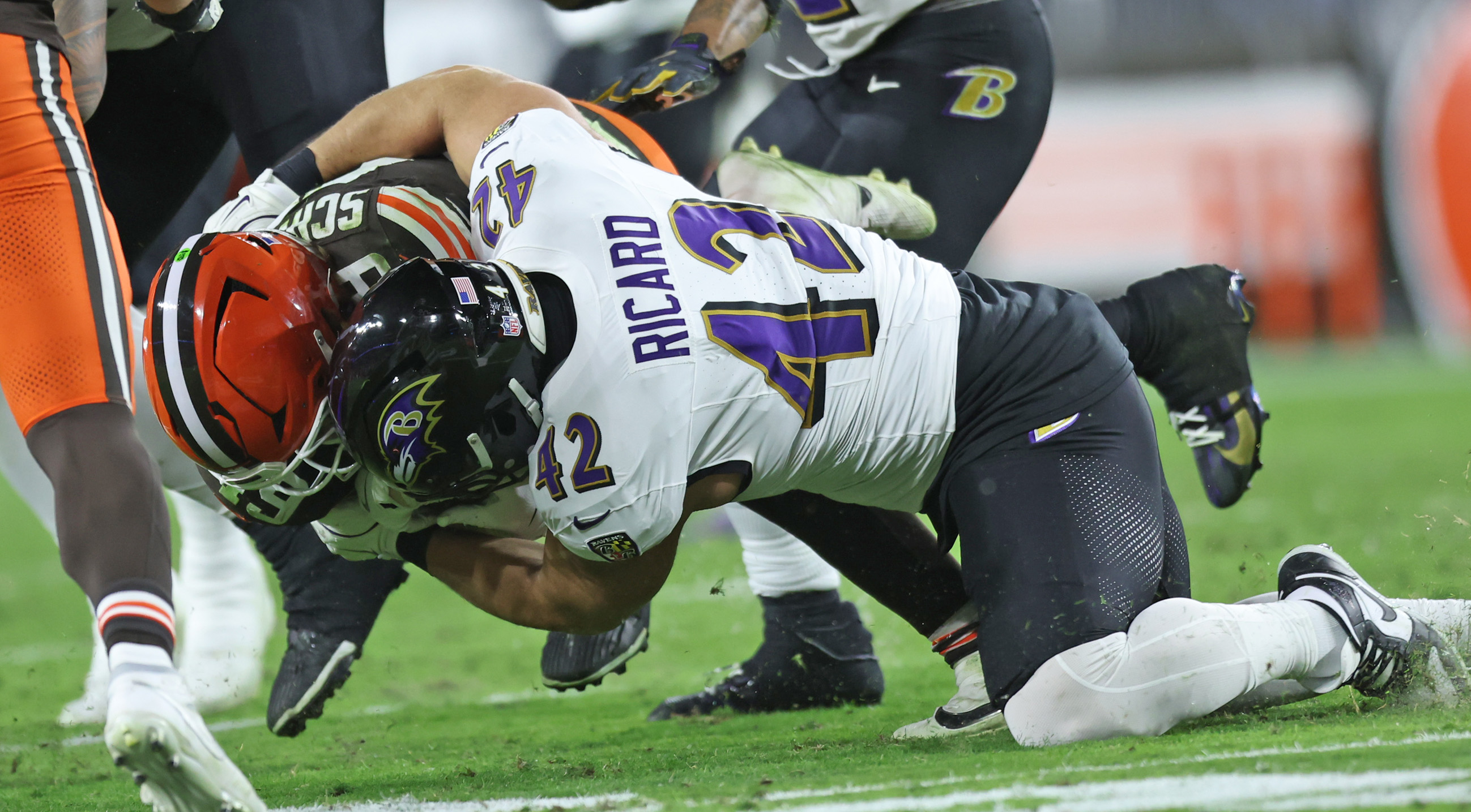 Baltimore Ravens fullback Patrick Ricard tackles Cleveland Browns linebacker Carson Schwesinger after Schwesinger’s interception in the third quarter.  
