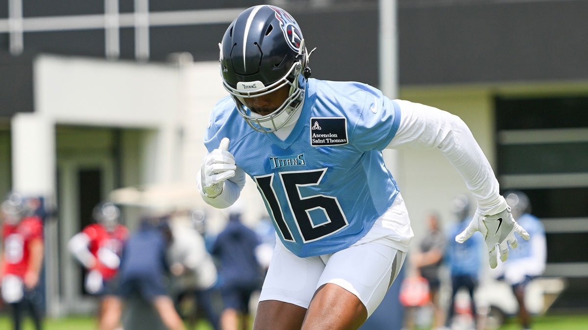 Tennessee Titans wide receiver Treylon Burks (16) does foot work drills during minicamp at Nissan Stadium.