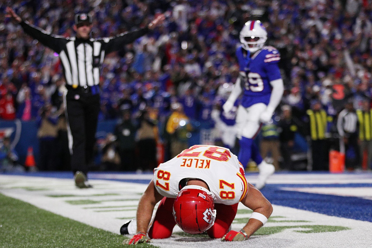 Patrick Mahomes' errant pass to Travis Kelce hits cameraman during Bills-Chiefs game