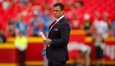 Chiefs predicted to acquire edge rusher, running back in trades with Titans, Dolphins image