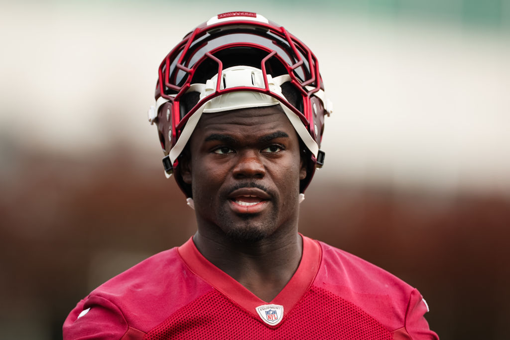 Raiders sign LB Davis, place OL Jackson Powers-Johnson on IR